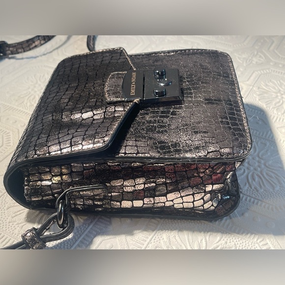 Emily and Noah Black Silver Adjustable cross-body metallic purse - Picture 7 of 16